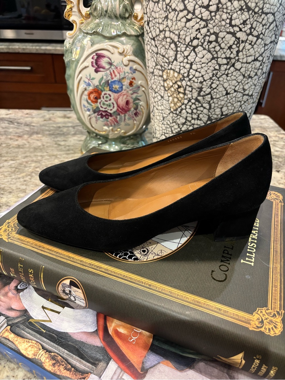 EUC Aquatalia Pasha 40mm Block Heel Pumps in Black Suede Sz 7.5 / EU 38 - Picture 7 of 13
